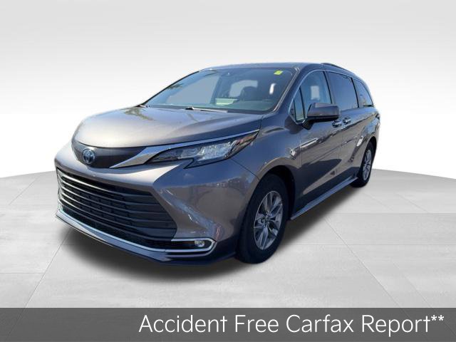 Used 2023 Toyota Sienna XLE AWD/4WD image 3