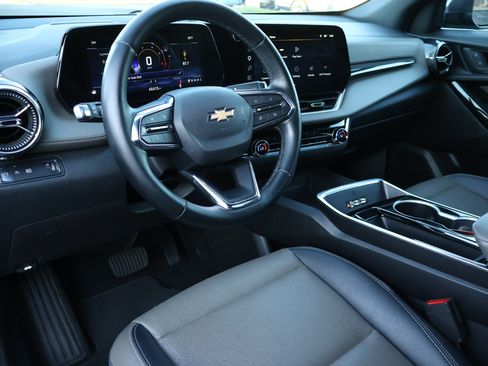 Used 2025 Chevrolet Equinox LT w/ Convenience Package II FWD image 3