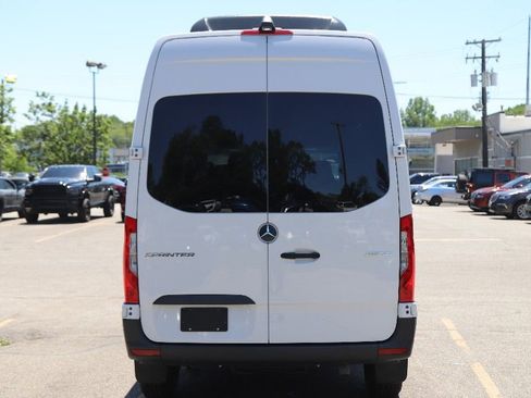 Used 2024 Mercedes-Benz Sprinter 2500 image 9