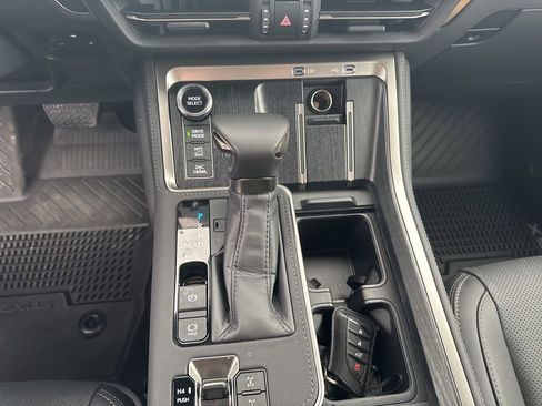 Used 2025 Lexus GX 550 image 12