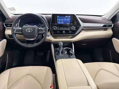 Used 2021 Toyota Highlander XLE AWD/4WD image 16