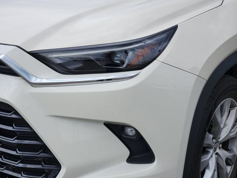 Used 2024 Toyota Grand Highlander FWD image 11