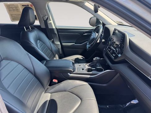Used 2022 Toyota Highlander XLE AWD/4WD image 15
