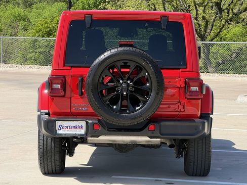 Used 2025 Jeep Wrangler Unlimited Sahara w/ Safety Group image 5