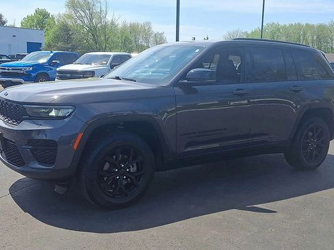 Used 2024 Jeep Grand Cherokee Altitude AWD/4WD image 7