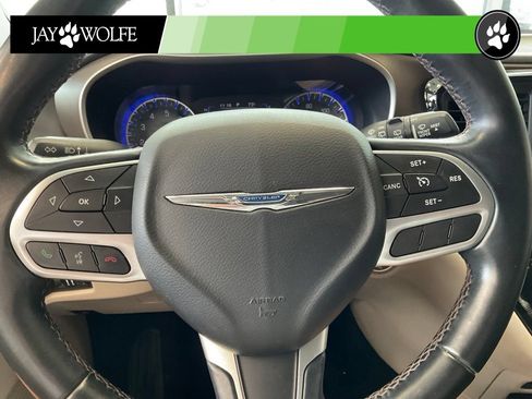 Used 2017 Chrysler Pacifica Touring-L FWD image 11