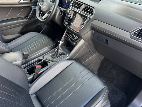 Used 2022 Volkswagen Tiguan SE w/ Panoramic Sunroof Package FWD image 17