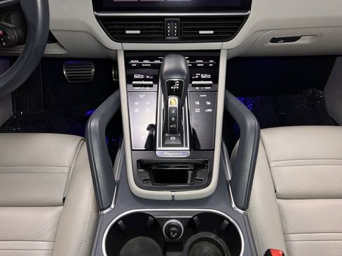 Used 2022 Porsche Cayenne Turbo image 13