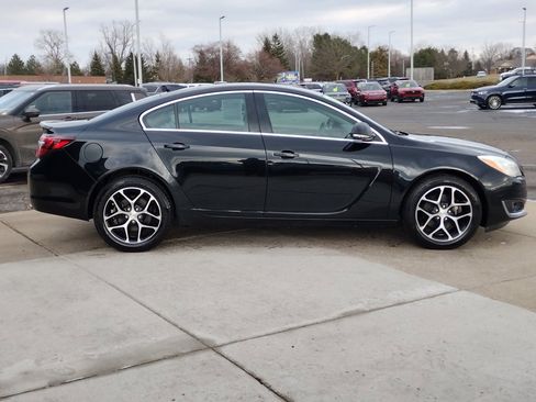 Used 2017 Buick Regal Sport Touring image 4