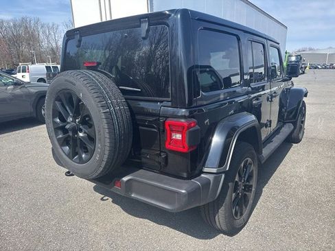 Used 2025 Jeep Wrangler Unlimited Sahara AWD/4WD image 15