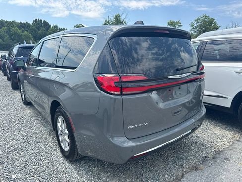 Used 2023 Chrysler Pacifica Touring-L FWD image 4