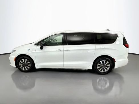 Used 2024 Chrysler Pacifica Limited FWD image 4
