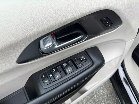 Used 2024 Chrysler Pacifica Touring-L FWD image 12