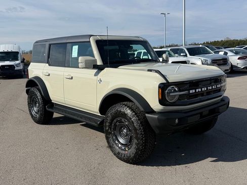 New 2025 Ford Bronco Outer Banks w/ Sasquatch Package image 2