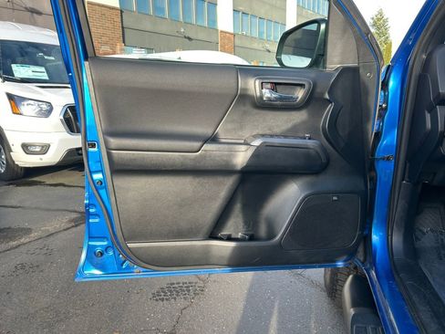 Used 2016 Toyota Tacoma TRD Sport image 22