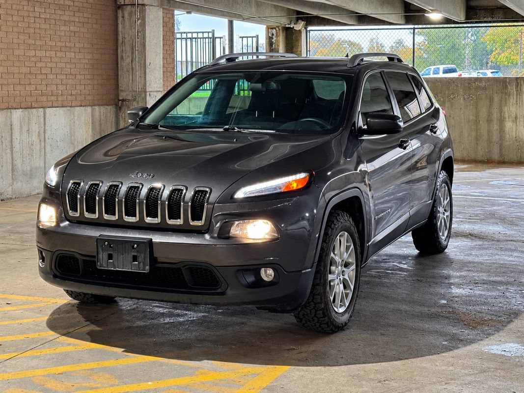 Used 2016 Jeep Cherokee Latitude w/ Comfort/Convenience Group AWD/4WD image 1