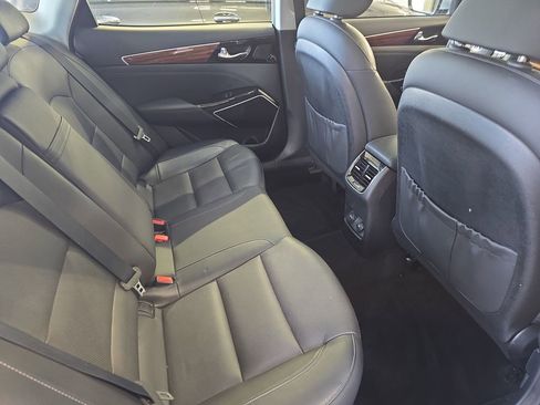 Used 2017 Kia Cadenza Premium w/ Luxury Package image 12