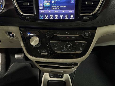 Used 2019 Chrysler Pacifica Limited image 23