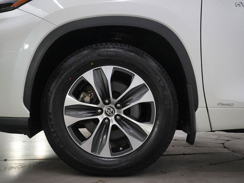 Used 2021 Toyota Highlander XLE image 28