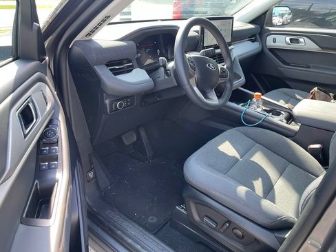 Used 2025 Ford Explorer Active AWD/4WD image 5