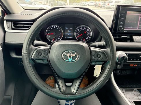 Used 2021 Toyota RAV4 LE image 11