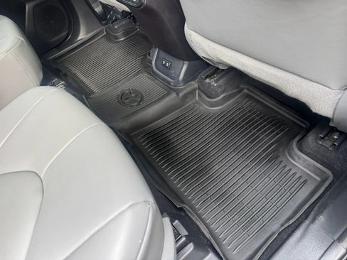 Used 2020 Toyota Highlander XLE FWD image 30