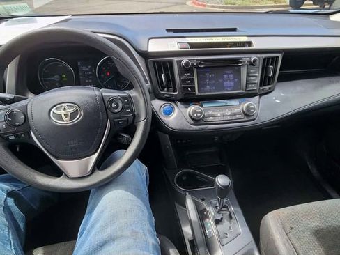 Used 2018 Toyota RAV4 LE w/ Carpet Mat Package image 5