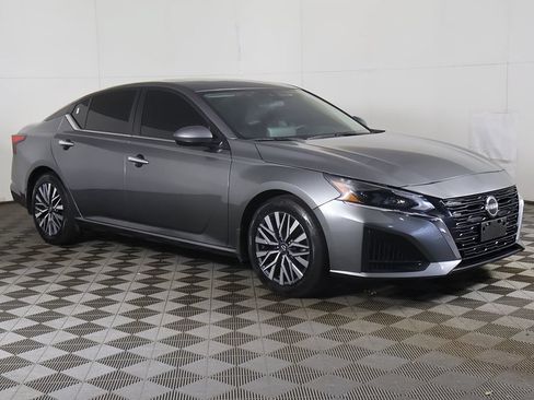 Used 2023 Nissan Altima 2.5 SV w/ SV Premium Package FWD image 2