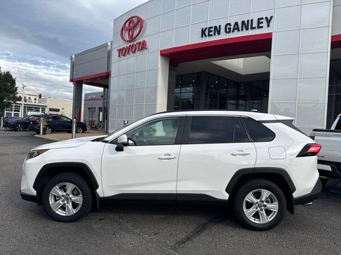 Used 2020 Toyota RAV4 XLE w/ Convenience Package AWD/4WD image 2