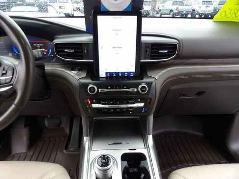 Certified 2020 Ford Explorer Platinum w/ Premium Technology Package image 17