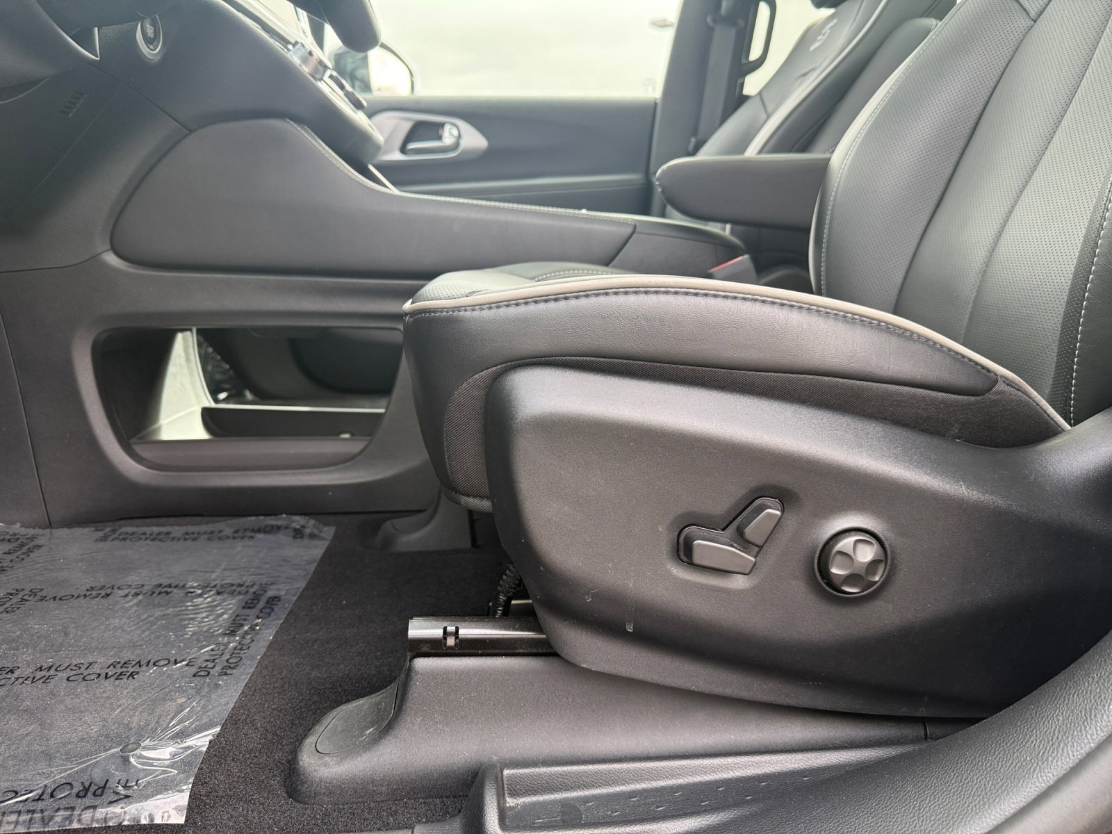 Used 2025 Chrysler Pacifica Limited AWD/4WD image 34