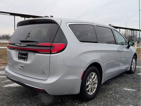 Used 2024 Chrysler Pacifica Touring-L image 7