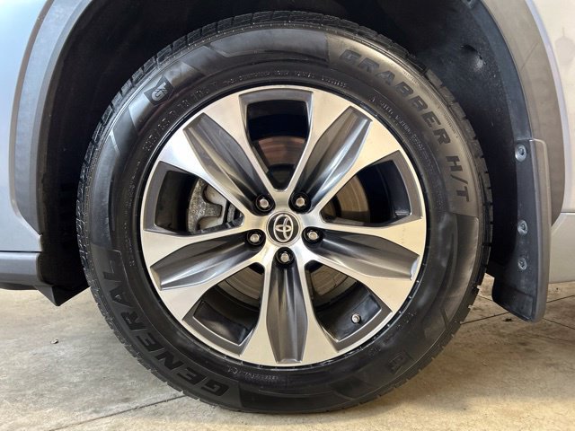 Used 2020 Toyota Highlander XLE AWD/4WD image 9