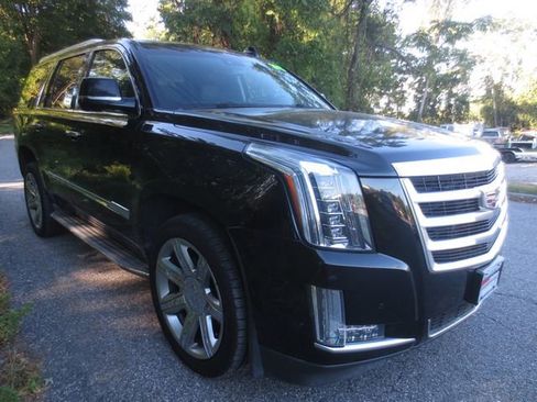 Used 2015 Cadillac Escalade Luxury image 2