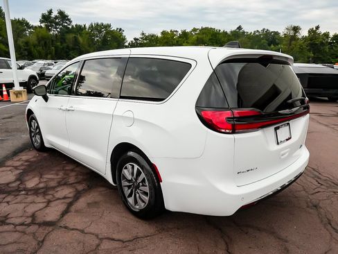 Used 2024 Chrysler Pacifica Limited FWD image 4