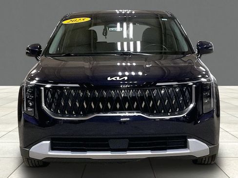 Used 2025 Kia Carnival FWD image 3