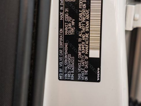 Certified 2022 Volvo XC60 B5 Momentum w/ Climate Package image 36