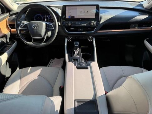 Used 2024 Toyota Grand Highlander AWD image 14
