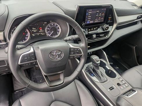 Used 2023 Toyota Highlander XLE image 12