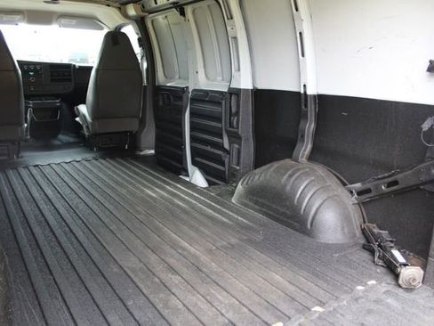Used 2009 Chevrolet Express 2500 image 17