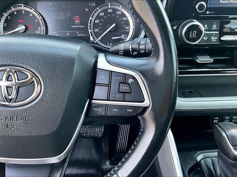Used 2022 Toyota Highlander XLE AWD/4WD image 19