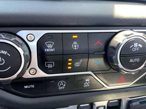 Certified 2024 Jeep Gladiator Mojave w/ Convenience Group AWD/4WD image 33