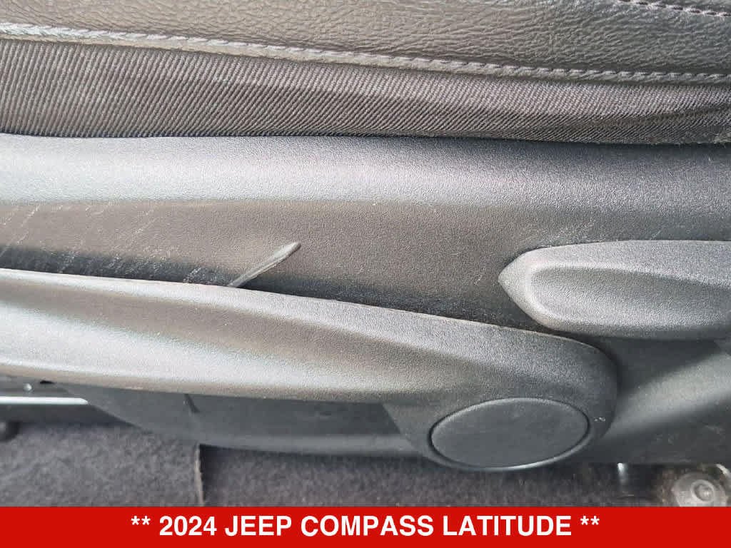 Used 2024 Jeep Compass Latitude AWD/4WD image 17