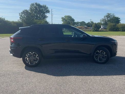 Used 2025 Chevrolet Trax LT w/ LT Convenience Package FWD image 7