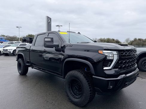 Used 2024 Chevrolet Silverado 2500 ZR2 w/ Technology Package image 1