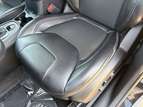 Used 2019 Jeep Cherokee Latitude Plus w/ Comfort/Convenience Group FWD image 19