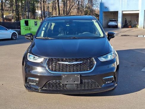 Used 2024 Chrysler Pacifica Limited FWD image 2