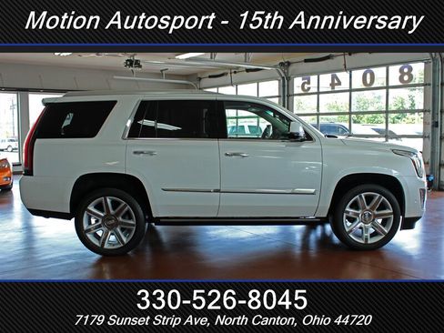 Used 2017 Cadillac Escalade Premium Luxury AWD/4WD image 12