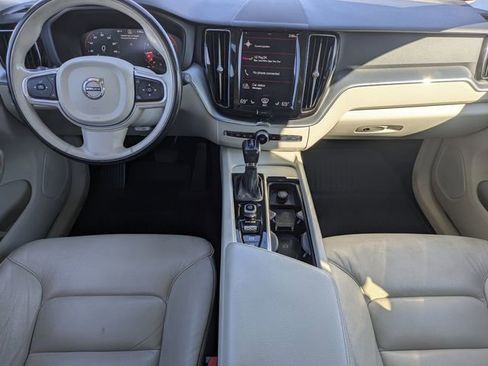 Used 2018 Volvo XC60 T6 Momentum w/ Convenience Package image 16