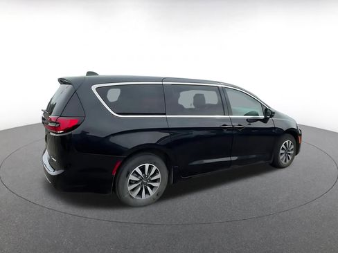Used 2023 Chrysler Pacifica Touring-L image 15